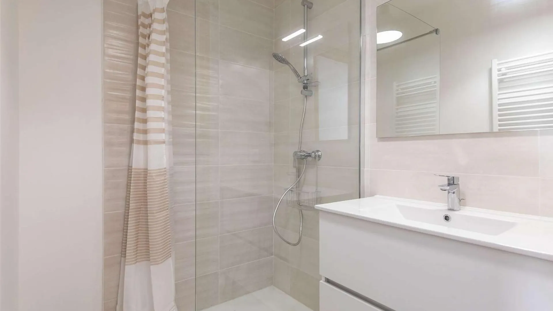 Apartment Lodge Neuf Avec Grande Terrasse Et Equipement Haut De Gamme - Fr-1-401-292 Cauterets